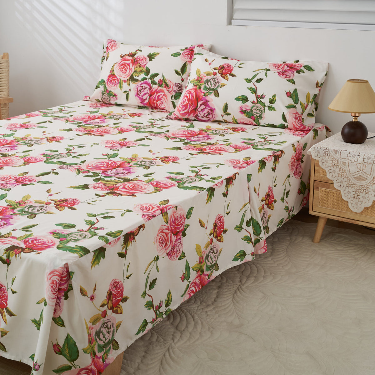 DaDa Bedding Romantic Roses Floral Bed Skirt - Matching Pink &amp; White Ruffled Dust Ruffle for Quilted Coverlet Set - Lightweight &amp; Breathable Polyester Bedskirt