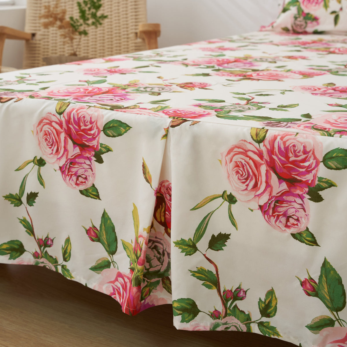 DaDa Bedding Romantic Roses Floral Bed Skirt - Matching Pink &amp; White Ruffled Dust Ruffle for Quilted Coverlet Set - Lightweight &amp; Breathable Polyester Bedskirt